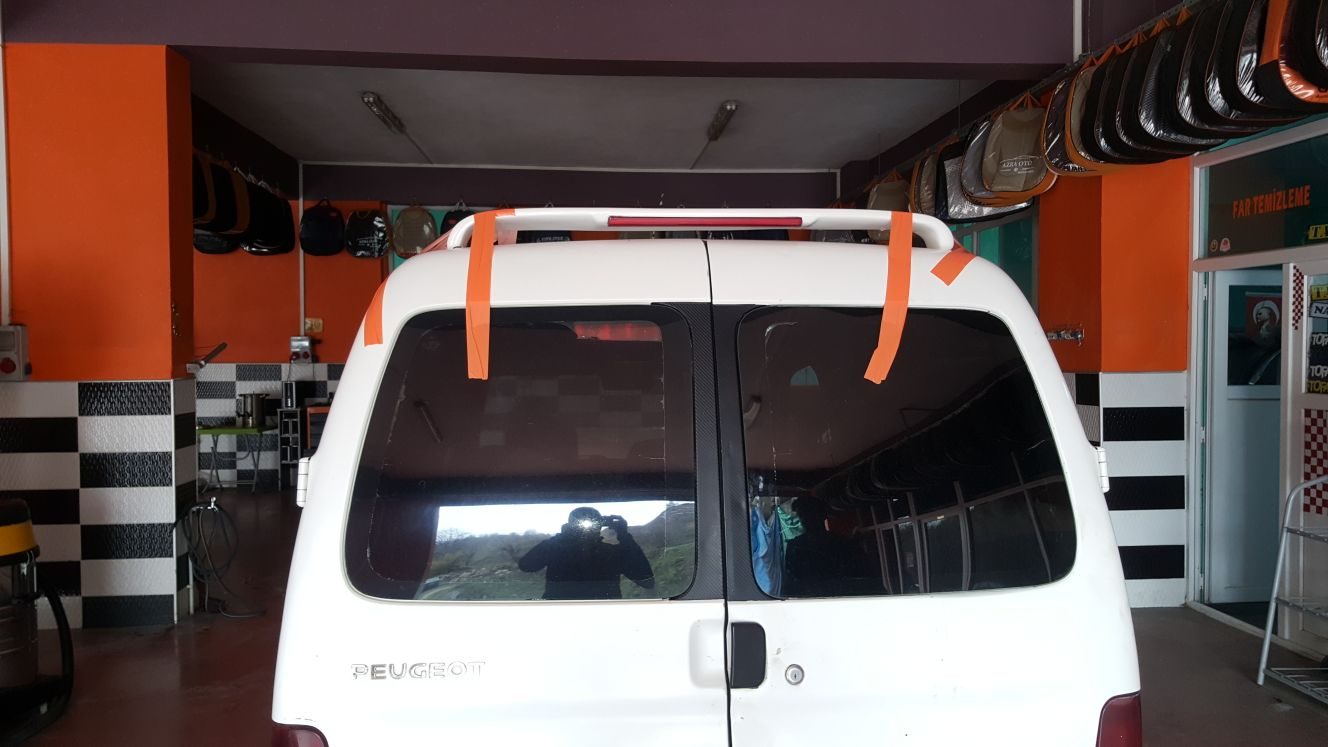 Peugeot Partner 1996-2007 Ayaklı Işıklı Spoiler Fiberglass (çift Kapı İçin Uyumlu) - Fiberglass